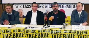 Niederlage verkündet. Axel Kruschat (BUND), Thomas Nord, (Die Linke) und Axel Vogel (Bündnis90/Die Grünen) und Tom Kirschey, (NABU/v.l.) vor den Medien.