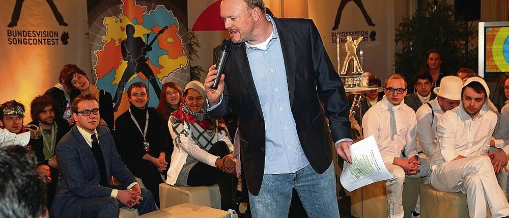 Vorbereitung auf die Show. Moderator Stefan Raab (r.) gestern im Green Room der Metropolis Halle im Gespräch mit den Bands aus den 16 Bundesländern. Das Zelt vor der Halle beherbergt die Künstler, während sie auf ihren Auftritt warten.