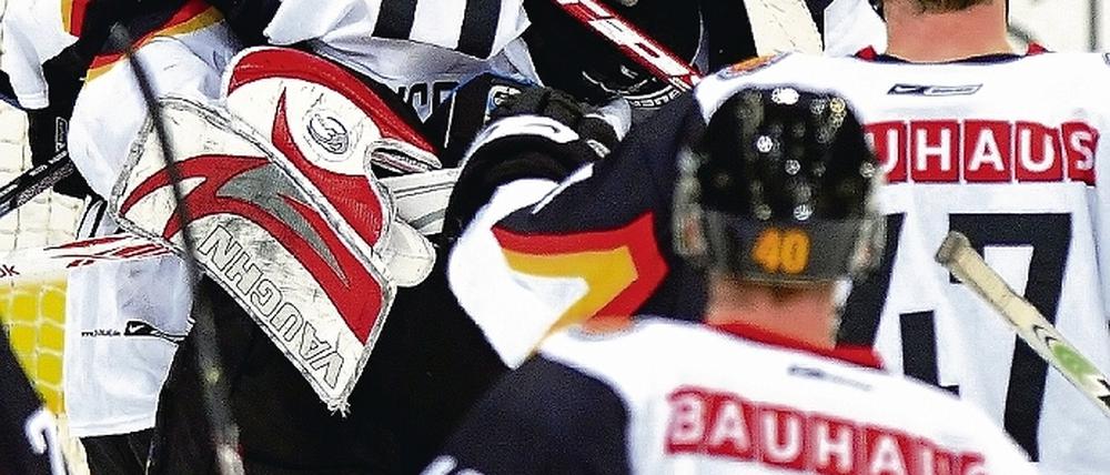 In Feierlaune. Die deutschen Nationalspieler freuen sich auf Olympia 2010.