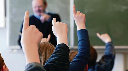 Bodenständig. Die Bereitschaft der Lehrer im Land zu bleiben, ist laut Ministerium hoch. Brandenburg hat die Einstiegsgehälter für Lehrer angepasst und lockt junge Absolventen mit dem Beamtenstatus.