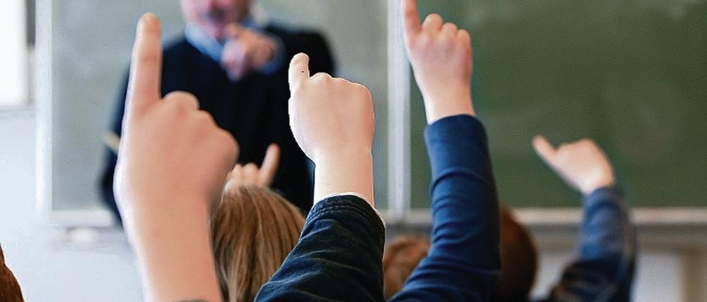 Bodenständig. Die Bereitschaft der Lehrer im Land zu bleiben, ist laut Ministerium hoch. Brandenburg hat die Einstiegsgehälter für Lehrer angepasst und lockt junge Absolventen mit dem Beamtenstatus.