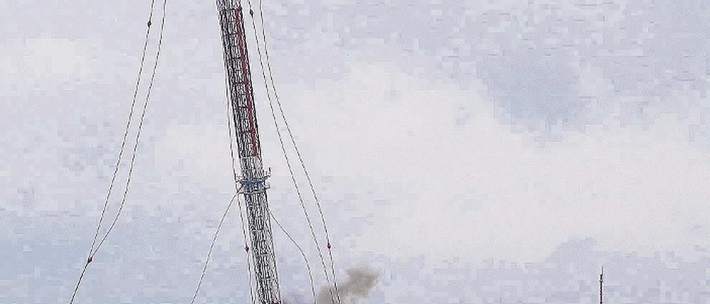 Gesprengt. Am Sonntag ist der Funkturm gefallen.