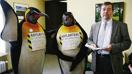 Auch die Pinguin-Tour durch 14 Brandenburger Städte brachte nicht den gwünschten Erfolg. Auch der Bürgermeister von Oranienburg, Hans-Joachim Laesicke (SPD), unterstützte das Volksbegehren gegen neue Tagebaue.