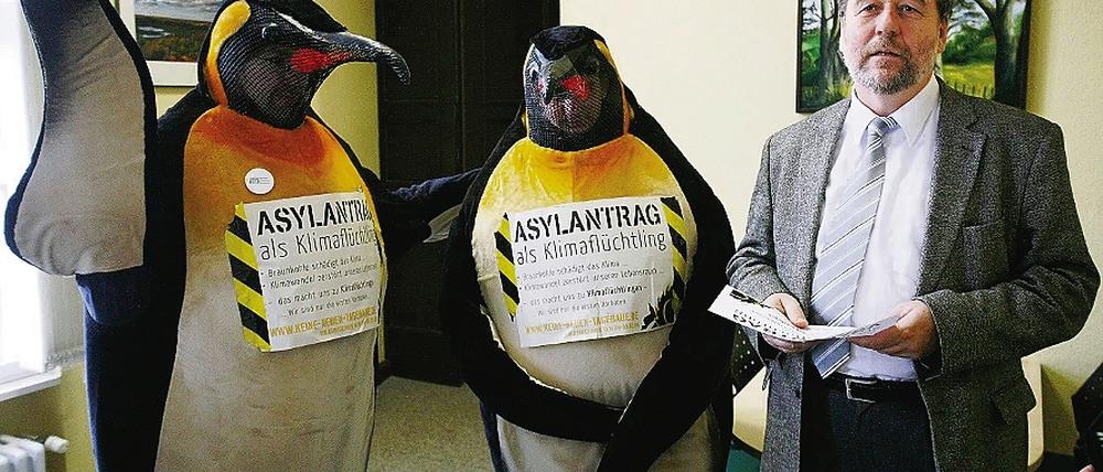 Auch die Pinguin-Tour durch 14 Brandenburger Städte brachte nicht den gwünschten Erfolg. Auch der Bürgermeister von Oranienburg, Hans-Joachim Laesicke (SPD), unterstützte das Volksbegehren gegen neue Tagebaue.