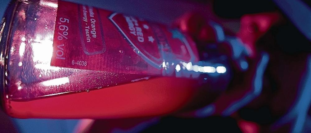 An der Pulle: Alcopops sind bei Jugendlichen immer noch beliebte Alkoholika.