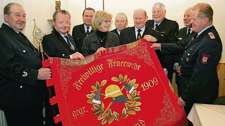 100 Jahre Feuerwehr. Elona Müller (M.) gratulierte der Fahrländer Wehr.