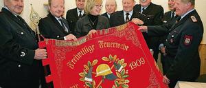 100 Jahre Feuerwehr. Elona Müller (M.) gratulierte der Fahrländer Wehr.