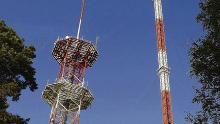 Sprengung anvisiert: Der 358 Meter hohe ehemalige Funkturm (r.) soll fallen.