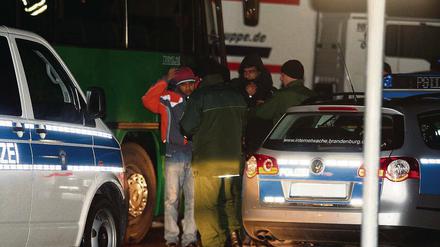 Auf Verbrecherjagd. Die Polizeiwagen in Brandenburg sind meist schön neu, die Funkgeräte meist  wie bundesweit fast überall  völlig veraltet und nicht abhörsicher.