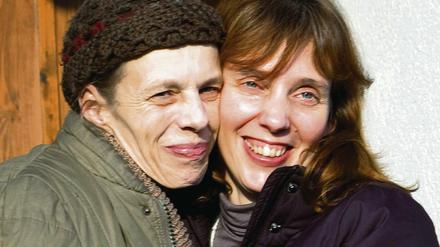 Lange vermisst: Gabriele S. (l.) gestern mit ihrer Schwester.