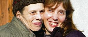 Lange vermisst: Gabriele S. (l.) gestern mit ihrer Schwester.