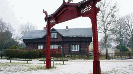 Werbetafel. Das symbolische Tor, das der Förderverein zum Einwerben für den Wiederaufbau von Kongnaes am Jungfernsee errichten ließ, hat seine Wirkung getan. Ein Käufer, der auch Ventehalle und Hafen bauen will, scheint gefunden.
