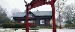 Werbetafel. Das symbolische Tor, das der Förderverein zum Einwerben für den Wiederaufbau von Kongnaes am Jungfernsee errichten ließ, hat seine Wirkung getan. Ein Käufer, der auch Ventehalle und Hafen bauen will, scheint gefunden.