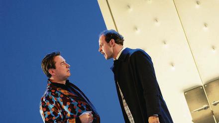 Uwe Eric Laufenberg (l.) und Moritz Führmann spielen die Hauptrollen in der sehr gelungen Aufführung von Oscar Wildes Komödie.