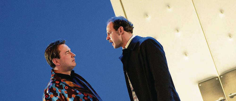 Uwe Eric Laufenberg (l.) und Moritz Führmann spielen die Hauptrollen in der sehr gelungen Aufführung von Oscar Wildes Komödie.