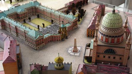 So sieht er aus, der neue Landtag. Wie das ehemalige Stadtschloss an selber Stelle. Einzig der Innenhof wird etwas kleiner, denn die Seitenflügel und auch der Kopfbau am Südende (links oben) werden aufgrund des Raumbedarfs breiter.