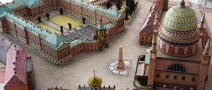 So sieht er aus, der neue Landtag. Wie das ehemalige Stadtschloss an selber Stelle. Einzig der Innenhof wird etwas kleiner, denn die Seitenflügel und auch der Kopfbau am Südende (links oben) werden aufgrund des Raumbedarfs breiter.