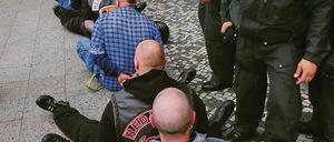 So macht das Rockerleben keinen Spaß  wegen des Szene-Kriegs immer im Visier der Polizei, so wie bei der Stadtfahrt der Berliner Hells Angels 2008.