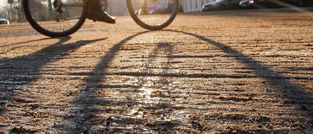 Vereist. Festgefrorener Schnee auf den Straßen  wie an der Kreuzung Breite / Dortustraße  wird vor allem von den Berufskraftfahrern kritisiert.