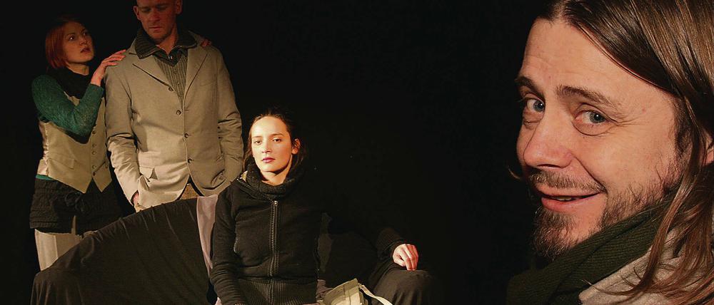 Der Filmemacher Thomas Frick (rechts) nun als Theaterregisseur. Er probt mit Maria Haar, Bob Schäfer und Jördis Borak die Geschlossene Gesellschaft.