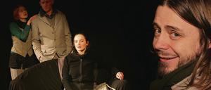 Der Filmemacher Thomas Frick (rechts) nun als Theaterregisseur. Er probt mit Maria Haar, Bob Schäfer und Jördis Borak die Geschlossene Gesellschaft.