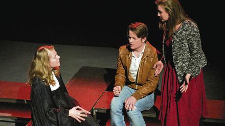 Bonnie als Pfarrerin sowie Kathrin und Maximilian als getrennt in Ost und West lebende Zwillinge.