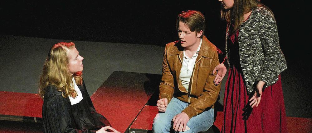 Bonnie als Pfarrerin sowie Kathrin und Maximilian als getrennt in Ost und West lebende Zwillinge.