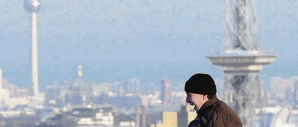 Sehr glatt. Trotzdem ist ein Radler auf einem zugefrorenen Spreearm im verschneiten Spreewald unterwegs. In Berlin ist derzeit der Teufelsberg die ideale Rodelpiste.