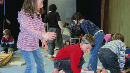 Barfuß balancierten die Waldorfschüler über ihre neuen Holzspielgeräte.