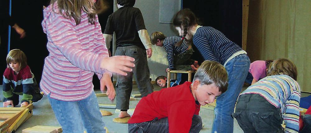 Barfuß balancierten die Waldorfschüler über ihre neuen Holzspielgeräte.