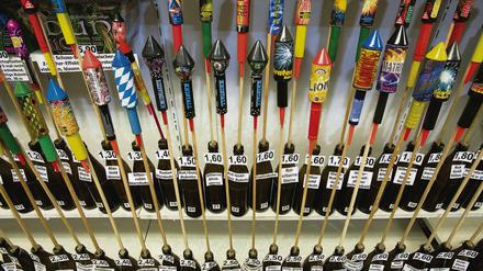 Raketen. Deutsche geben jedes Jahr viel Geld für Böller aus.