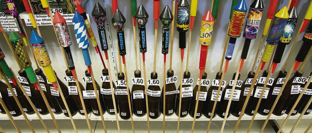 Raketen. Deutsche geben jedes Jahr viel Geld für Böller aus.