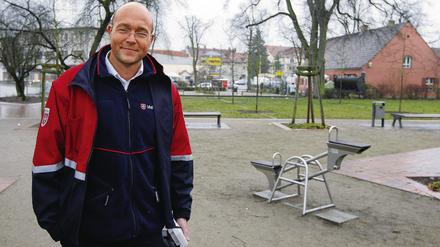Der Malteser Sven Lehmann steht auf dem Plantagenplatz in Werder, auf dem seit 2007 ein Alkoholverbot gilt. Er verweist auf hohe Kosten für die Rettung von Betrunkenen, die hilflos auf Parkbänken liegen oder durch kalte Nächte irren.