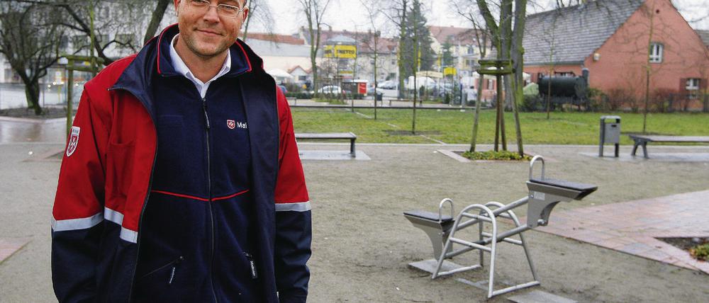 Der Malteser Sven Lehmann steht auf dem Plantagenplatz in Werder, auf dem seit 2007 ein Alkoholverbot gilt. Er verweist auf hohe Kosten für die Rettung von Betrunkenen, die hilflos auf Parkbänken liegen oder durch kalte Nächte irren.