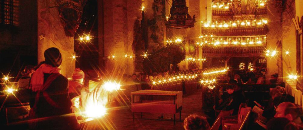 Es leuchten 1000 Kerzen. Zur Messe in der Nikolaikirche kommen rund 1500 Besucher zusammen. Künstliches Licht gibt es an diesem Tag nicht.