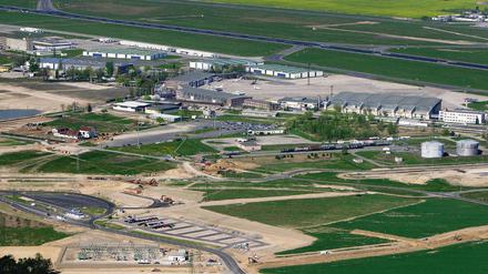 Riesen-Baustelle. An der Stelle, wo jetzt noch Flugzeughallen und Gebäude stehen, soll in den kommenden Jahren das Terminal für den neuen Airport Berlin Brandenburg International ( BBI) entstehen. Die Terminalhalle wird 210 mal 180 Meter groß sein. Hinzu kommt ein rund 600 Meter langes Gebäude mit 16 Fluggastbrücken.