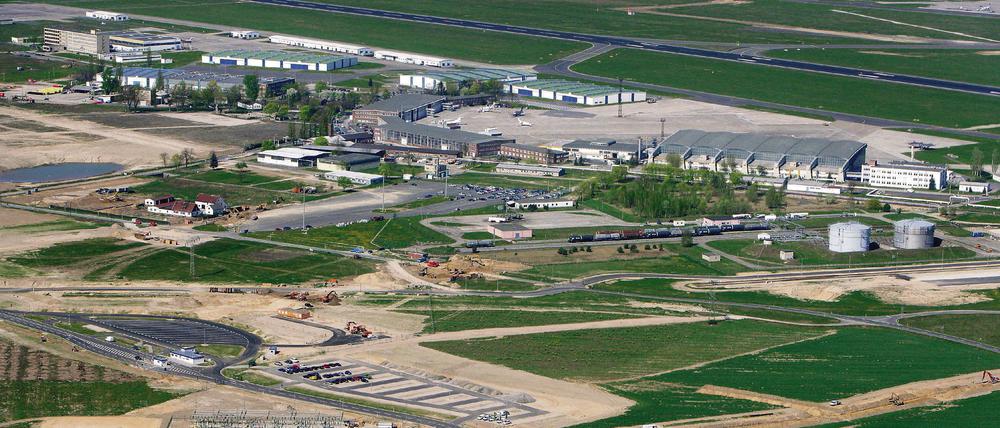 Riesen-Baustelle. An der Stelle, wo jetzt noch Flugzeughallen und Gebäude stehen, soll in den kommenden Jahren das Terminal für den neuen Airport Berlin Brandenburg International ( BBI) entstehen. Die Terminalhalle wird 210 mal 180 Meter groß sein. Hinzu kommt ein rund 600 Meter langes Gebäude mit 16 Fluggastbrücken.