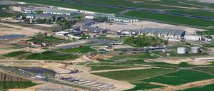 Riesen-Baustelle. An der Stelle, wo jetzt noch Flugzeughallen und Gebäude stehen, soll in den kommenden Jahren das Terminal für den neuen Airport Berlin Brandenburg International ( BBI) entstehen. Die Terminalhalle wird 210 mal 180 Meter groß sein. Hinzu kommt ein rund 600 Meter langes Gebäude mit 16 Fluggastbrücken.