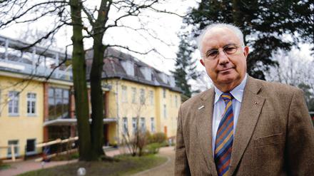 Der Leiter des Kinderhospiz Sonnenhof in Berlin, Jürgen Schulz, vor dem Hospizgebäude. Seit sein Sohn Björn ist 1982 mit sieben Jahren an Leukämie gestorben ist, widmet sich der heute 69-Jährige der Aufgabe, betroffene Familien zu unterstützen.