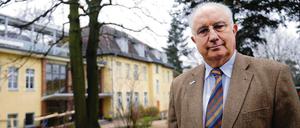 Der Leiter des Kinderhospiz Sonnenhof in Berlin, Jürgen Schulz, vor dem Hospizgebäude. Seit sein Sohn Björn ist 1982 mit sieben Jahren an Leukämie gestorben ist, widmet sich der heute 69-Jährige der Aufgabe, betroffene Familien zu unterstützen.