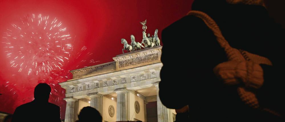 Silvesterfeier der Superlative. Nach Auskunft des Veranstalters ist die Party zwischen Brandenburger Tor und Siegessäule die größte der Welt. Höhepunkt des Abends soll auch dieses Jahr das zehnminütige Feuerwerk um Mitternacht sein.