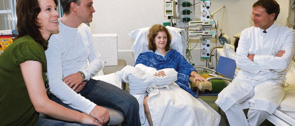 Zuspruch. Charlyns Eltern besuchen ihre Tochter täglich im Krankenhaus.