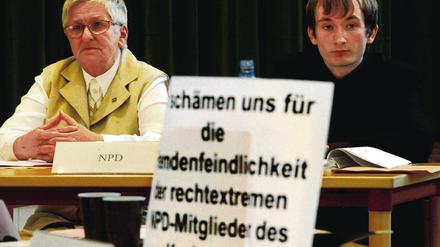 Kurzer Auftritt. Die NPD-Abgeordnete Irmgard Hack hatte als Alterspräsidentin gestern nur einen kurzen Auftritt. Die Kreistagssitzung eröffnete sie  hier neben ihrem NPD-Kollegen Andy Kucharzewski  nicht.