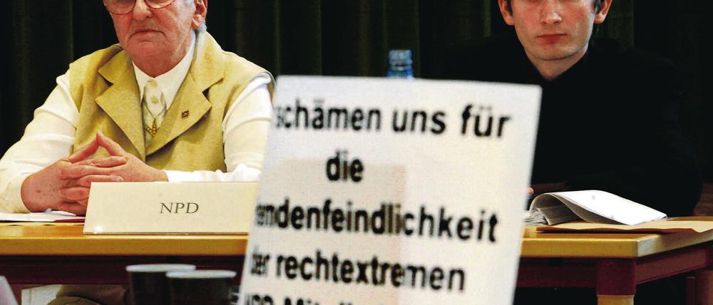 Kurzer Auftritt. Die NPD-Abgeordnete Irmgard Hack hatte als Alterspräsidentin gestern nur einen kurzen Auftritt. Die Kreistagssitzung eröffnete sie  hier neben ihrem NPD-Kollegen Andy Kucharzewski  nicht.