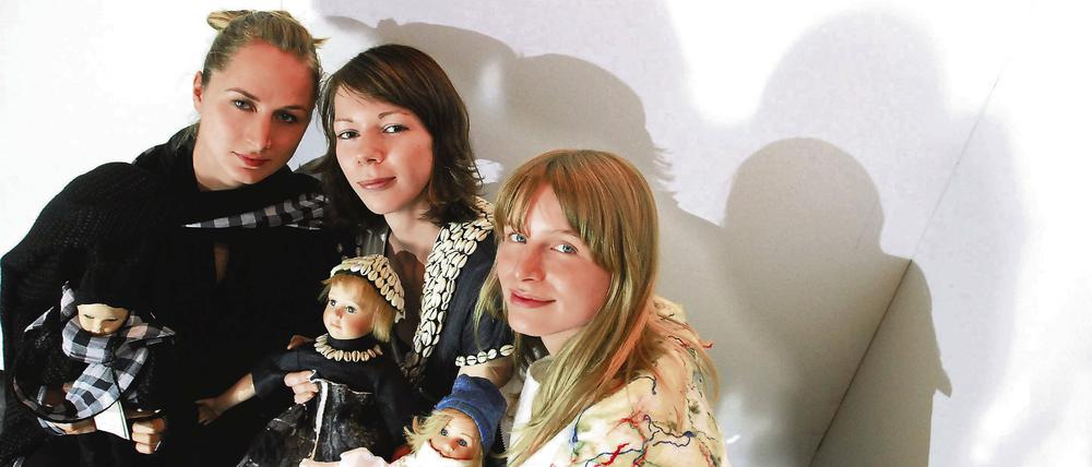 Puppenspiele. Tanja Mettler (links) trägt ihren Entwurf, die beiden Models daneben die von Josefine Janssen und Kristin Stöcker (rechts).