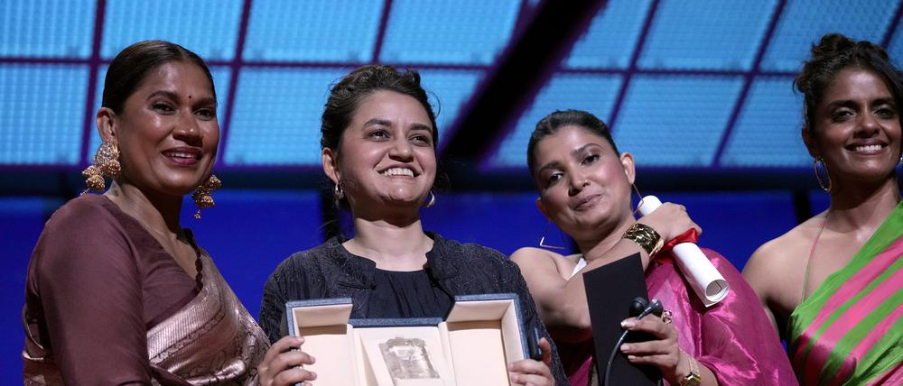 Die indische Regisseurin Payal Kapadia (mitte zwischen Divya Prabha und Kani Kusruti) erhält den Großen Preis für „All We Imagine as Light“.