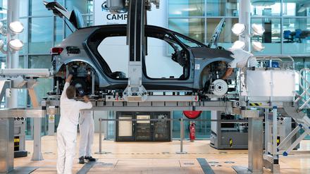 Mitarbeiter von Volkswagen in Dresden. Der Auto-Konzern hat wie viele andere mit Lieferengpässen zu kämpfen.