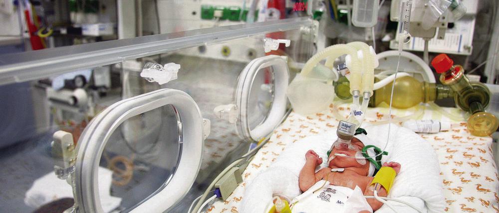 Intensivbehandlung. Im Virchow-Klinikum tun Ärzte und Schwestern mit Hilfe der Medizintechnik alles dafür, Frühchen wie diesem Jungen das Überleben zu ermöglichen.