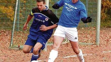 Im Duell. Gordon Benndorf (USV, r.) stört PFC-Kapitän Erik Burmeister.