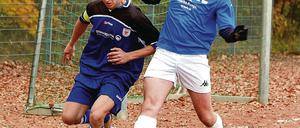 Im Duell. Gordon Benndorf (USV, r.) stört PFC-Kapitän Erik Burmeister.